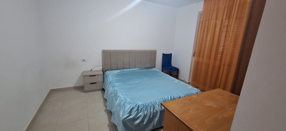 Tirane, jepet me qera apartament 2+1+Ballkon Kati 3, 65 m² 400 € (Rruga Ferit Xhajko)