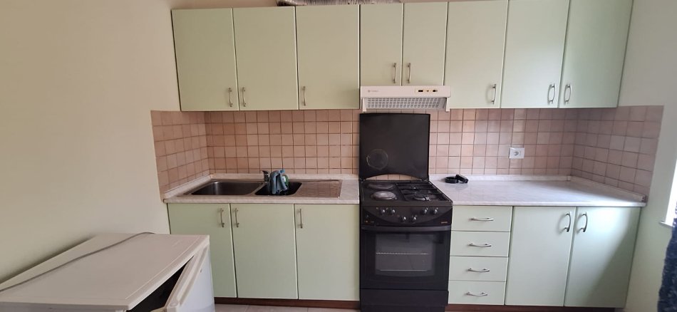 Tirane, jepet me qera apartament 2+1+Ballkon Kati 3, 65 m² 400 € (Rruga Ferit Xhajko)