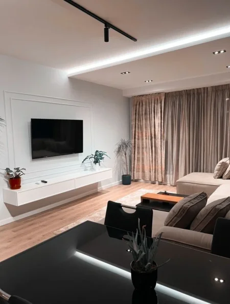 Tirane, shitet apartament 1+1+Ballkon Kati 6, 77 m² 180.000 € (Kompleksi Usluga)