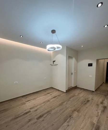 Tirane, jepet me qera zyre Kati 1, 40 m² 800 € (MYSLYM SHYRI)