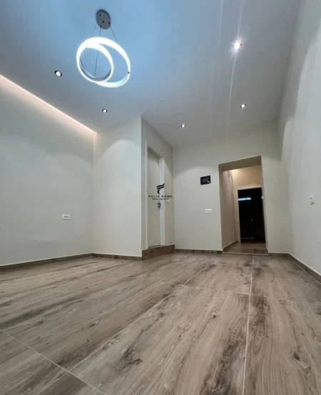Tirane, jepet me qera zyre Kati 1, 40 m² 800 € (MYSLYM SHYRI)