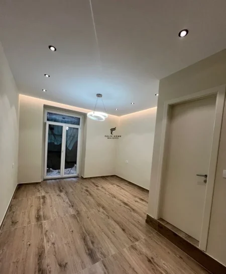 Tirane, jepet me qera zyre Kati 1, 40 m² 800 € (MYSLYM SHYRI)