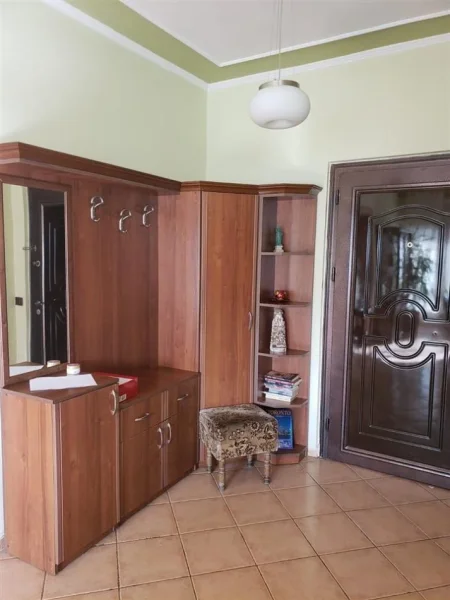 Tirane, jepet me qera apartament 2+1+Ballkon Kati 9, 105 m² 650 € (Komuna e Parisit ,Lulishtja)