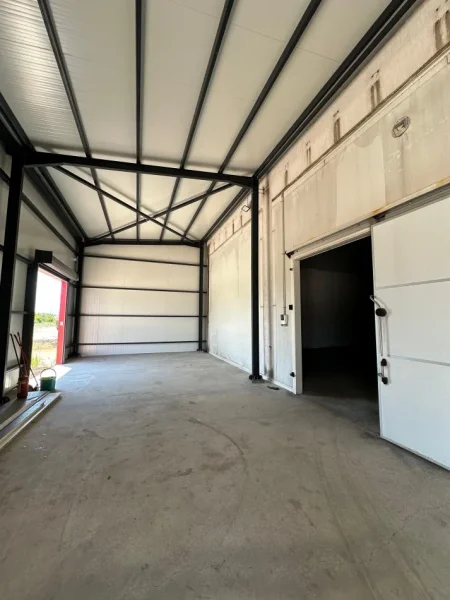 Tirane, jepet me qera magazine Kati 0, 1.300 m² 6.000 € 