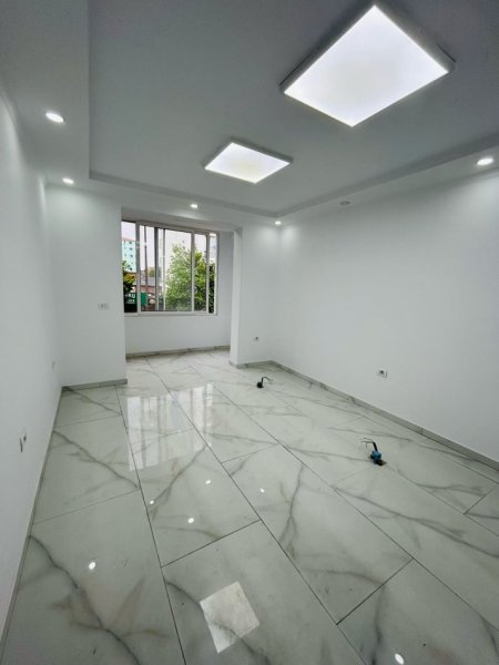 JEPET ME QERA APARTAMENT BOSH 1+1 TEK RRUGA E DIBRËS NE VIJEN E PARE Kati 1, 50 m² 500 €