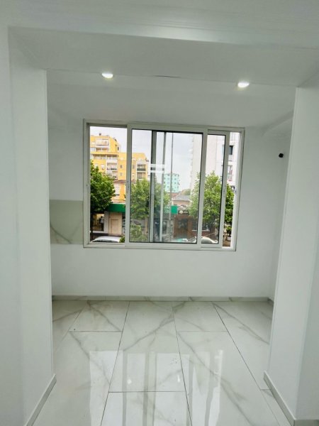 JEPET ME QERA APARTAMENT BOSH 1+1 TEK RRUGA E DIBRËS NE VIJEN E PARE Kati 1, 50 m² 500 €