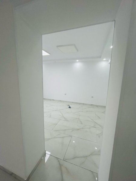 JEPET ME QERA APARTAMENT BOSH 1+1 TEK RRUGA E DIBRËS NE VIJEN E PARE Kati 1, 50 m² 500 €