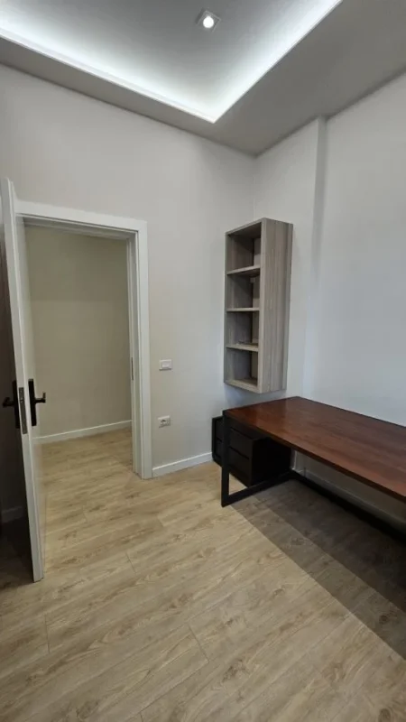 Tirane, jepet me qera apartament 3+1+Aneks+Ballkon Kati 3, 118 m² 1.200 € (Rruga Peti)