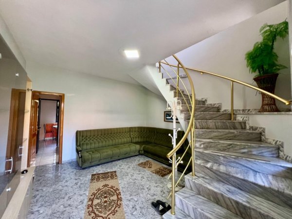 Tirane, jepet me qera shtepi 5+1+Aneks+Ballkon Kati 3, 250 m² 500 € (Rruga Dhorka Dhamo)