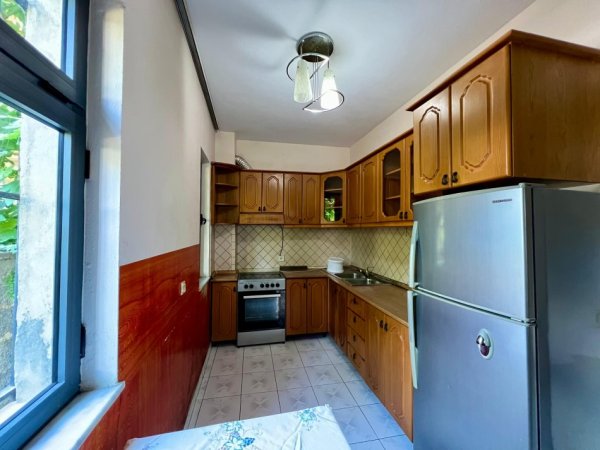 Tirane, jepet me qera shtepi 5+1+Aneks+Ballkon Kati 3, 250 m² 500 € (Rruga Dhorka Dhamo)