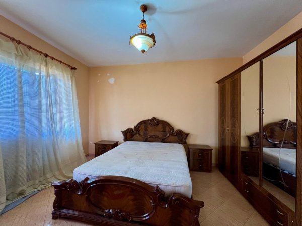 Tirane, jepet me qera shtepi 5+1+Aneks+Ballkon Kati 3, 250 m² 500 € (Rruga Dhorka Dhamo)