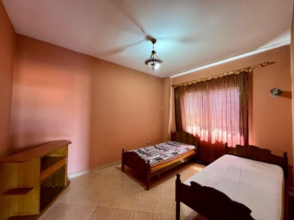 Tirane, jepet me qera shtepi 5+1+Aneks+Ballkon Kati 3, 250 m² 500 € (Rruga Dhorka Dhamo)