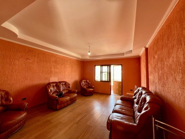 Tirane, jepet me qera shtepi 5+1+Aneks+Ballkon Kati 3, 250 m² 500 € (Rruga Dhorka Dhamo)