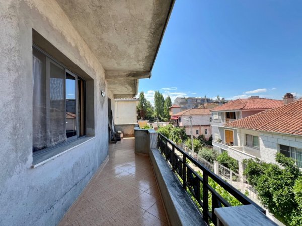 Tirane, jepet me qera shtepi 5+1+Aneks+Ballkon Kati 3, 250 m² 500 € (Rruga Dhorka Dhamo)