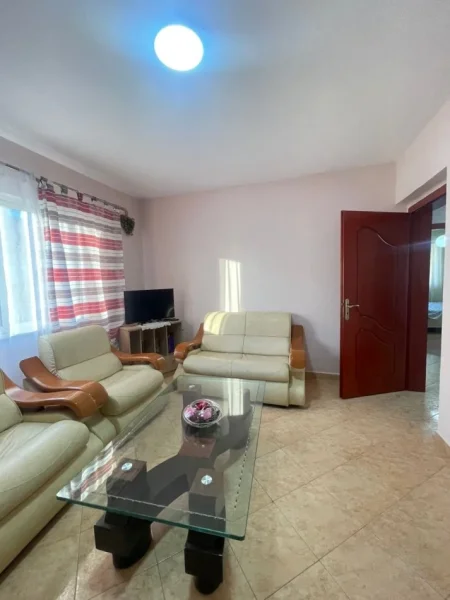 Tirane, jepet me qera apartament 2+1+Ballkon Kati 5, 90 m² 500 € (Selite prane Mullirit te Vjeter)