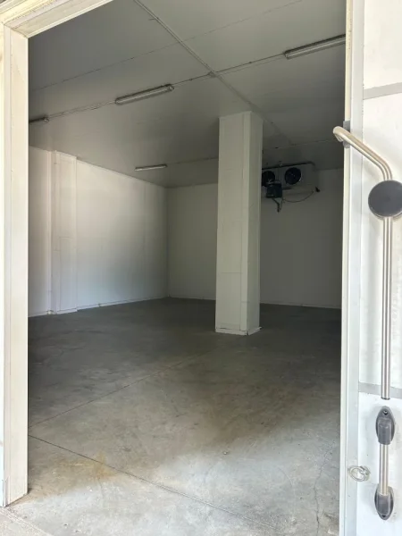 Tirane, jepet me qera magazine , 1.300 m² 6.000 € 