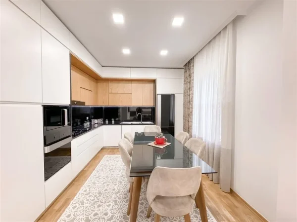 Tirane, shes apartament 3+1 Kati 3, 123 m² 250.000 € (kopshti botanik)