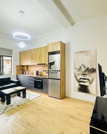 Tirane, jepet me qera apartament 1+1+Ballkon Kati 1, 60 m² 650 € (QENDER)