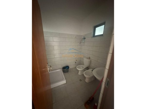 Tirane, jepet me qera ambjent biznesi Kati 0, 60 m² 650 € 