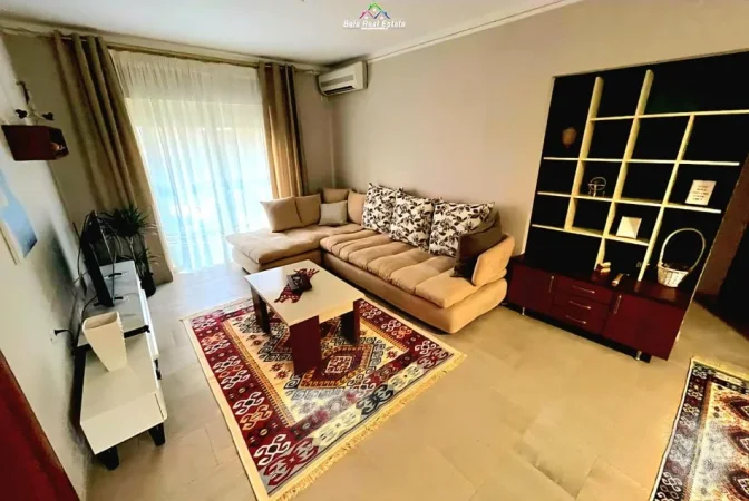 Tirane, jepet me qera apartament 3+1+Ballkon Kati 2, 90 m² 600 € (ish tregu elektrik)