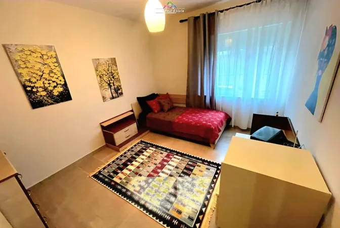 Tirane, jepet me qera apartament 3+1+Ballkon Kati 2, 90 m² 600 € (ish tregu elektrik)