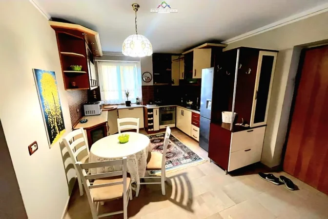 Tirane, jepet me qera apartament 3+1 Kati 2, 90 m² 600 € (tregu elektrik)