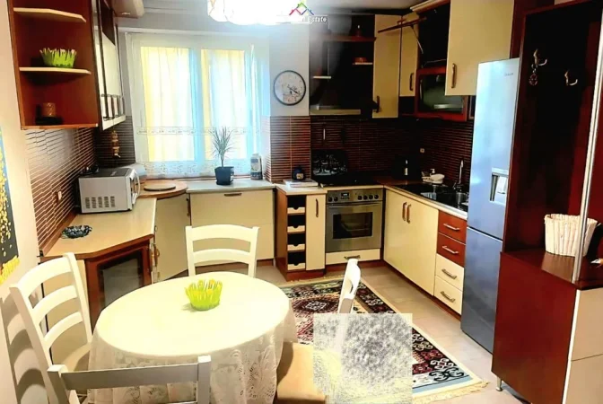 Tirane, jepet me qera apartament 3+1 Kati 2, 90 m² 600 € (tregu elektrik)