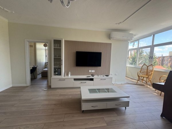 Tirane, jepet me qera apartament 3+1+Ballkon Kati 4, 100 m² 1.000 € (BULEVARDI BAJRAM CURRI)