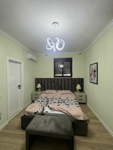 Tirane, jepet me qera apartament 3+1+Ballkon Kati 4, 100 m² 1.000 € (BULEVARDI BAJRAM CURRI)