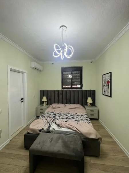 Tirane, jepet me qera apartament 3+1+Ballkon Kati 4, 100 m² 1.000 € (BULEVARDI BAJRAM CURRI)