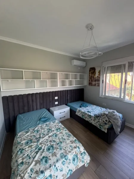 Tirane, jepet me qera apartament 3+1+Ballkon Kati 4, 100 m² 1.000 € (BULEVARDI BAJRAM CURRI)