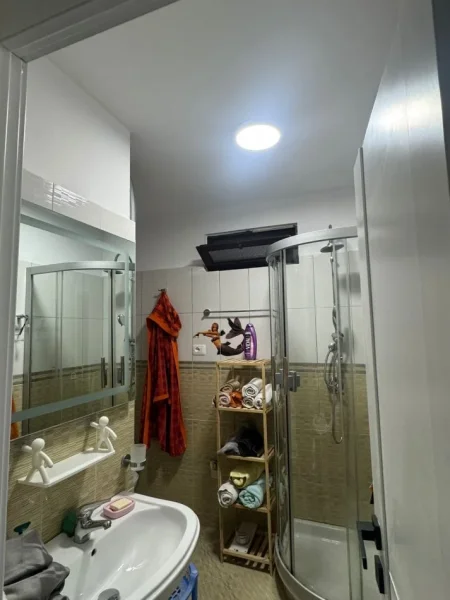 Tirane, jepet me qera apartament 3+1+Ballkon Kati 4, 100 m² 1.000 € (BULEVARDI BAJRAM CURRI)