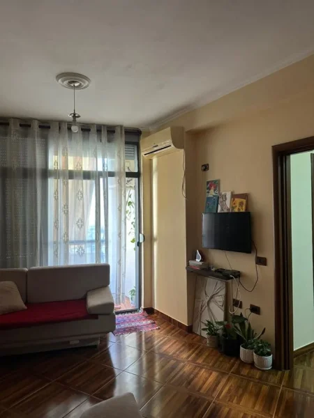 Tirane, jepet me qera apartament 1+1+Ballkon Kati 3, 60 m² 360 € (astir)