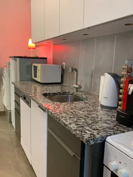 Tirane, jepet me qera zyre Kati 1, 70 m² 1.500 € (QENDER)