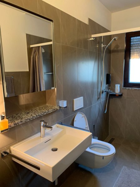 Tirane, jepet me qera zyre Kati 1, 70 m² 1.500 € (QENDER)