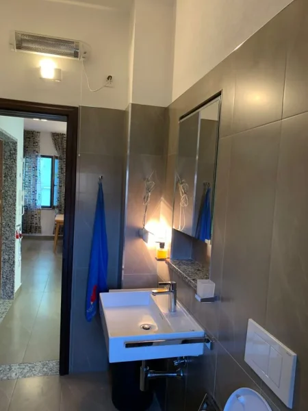 Tirane, jepet me qera zyre Kati 1, 70 m² 1.500 € (QENDER)