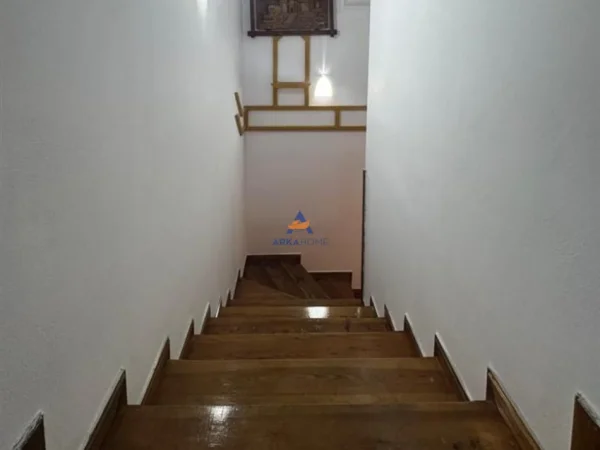 Tirane, jepet me qera apartament duplex 1+1+Ballkon Kati 1, 60 m² 550 € (Rruga e Kosovareve)