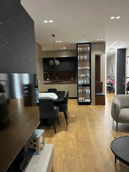 Tirane, shitet apartament 2+1+Ballkon Kati 4, 87 m² 210.000 € (Rruga Beniamin Kruta Fusha Aviacionit)