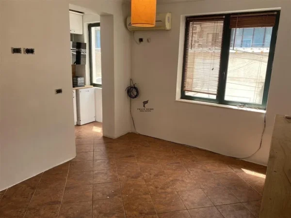 Tirane, jepet me qera apartament 1+1+Ballkon Kati 2, 50 m² 650 € (BLLOK)