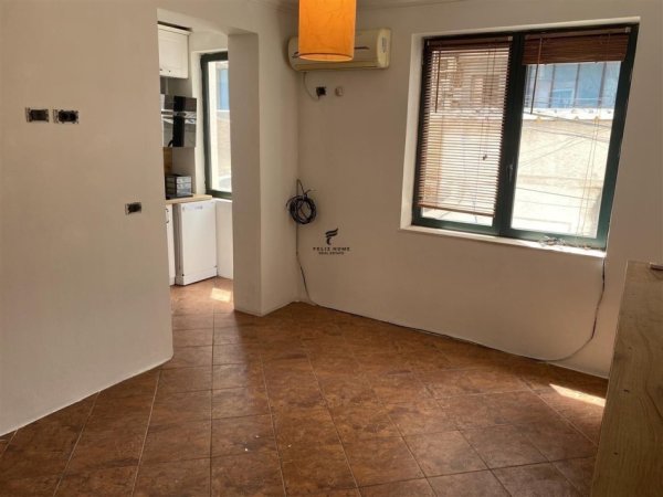 Tirane, jepet me qera zyre Kati 2, 50 m² 650 € (BLLOK)
