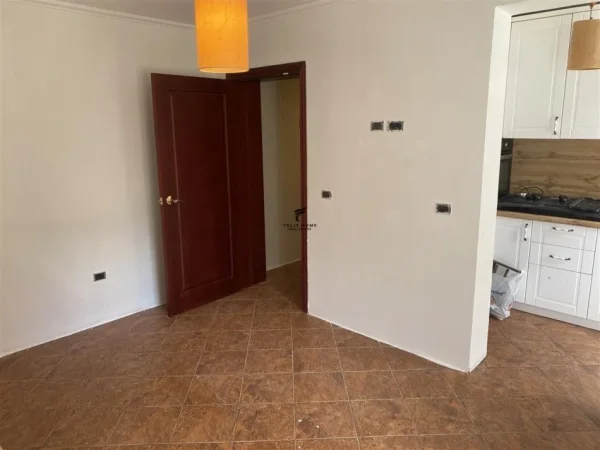 Tirane, jepet me qera zyre Kati 2, 50 m² 650 € (BLLOK)