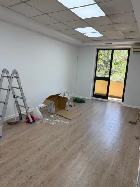 Tirane, jepet me qera ambjent biznesi Kati 1, 120 m² 1.500 € (Qender)