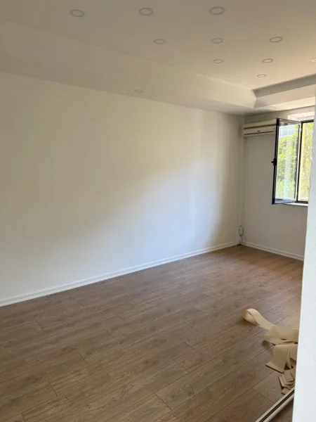 Tirane, jepet me qera ambjent biznesi Kati 1, 120 m² 1.500 € (Qender)