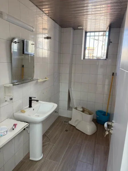 Tirane, jepet me qera ambjent biznesi Kati 1, 120 m² 1.500 € (Qender)
