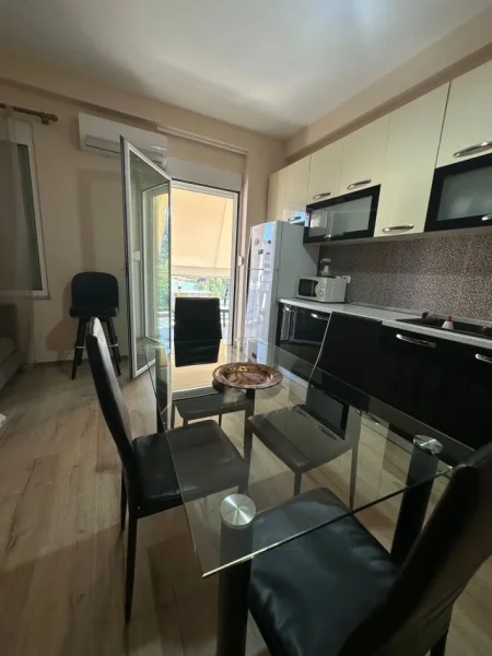 Tirane, jepet me qera apartament 2+1+Ballkon Kati 2, 100 m² 700 € (Kopshti Botanik)