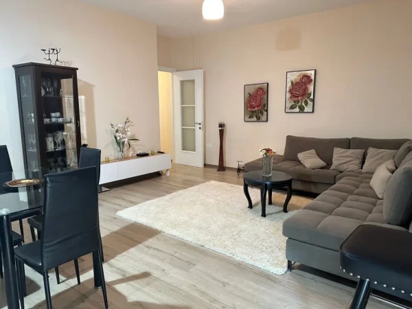 Tirane, jepet me qera apartament 2+1+Ballkon Kati 2, 100 m² 700 € (Kopshti Botanik)