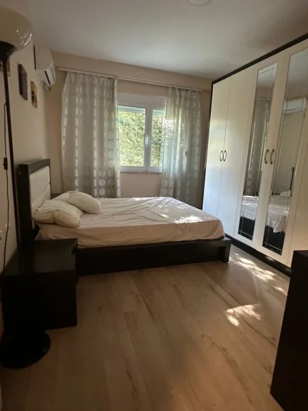 Tirane, jepet me qera apartament 2+1+Ballkon Kati 2, 100 m² 700 € (Kopshti Botanik)