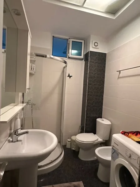 Tirane, jepet me qera apartament 2+1+Ballkon Kati 2, 100 m² 700 € (Kopshti Botanik)