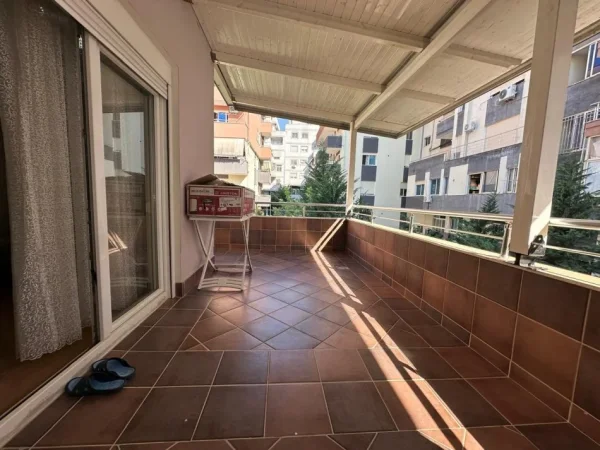 Tirane, shitet apartament 2+1+Ballkon Kati 4, 130 m² 160.000 € (FRESK)