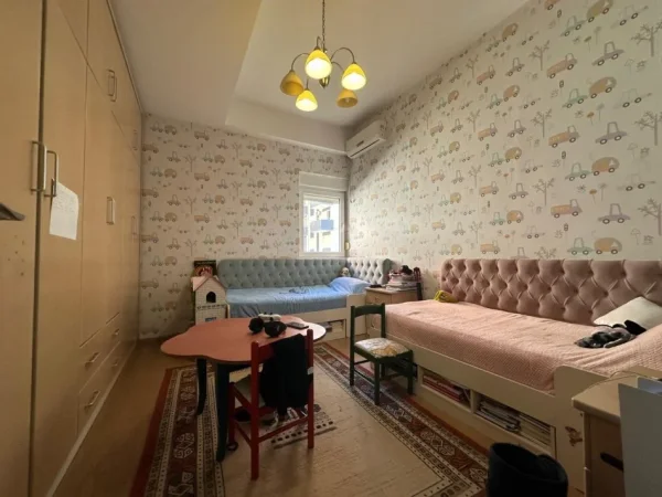 Tirane, shitet apartament 2+1+Ballkon Kati 4, 130 m² 160.000 € (FRESK)